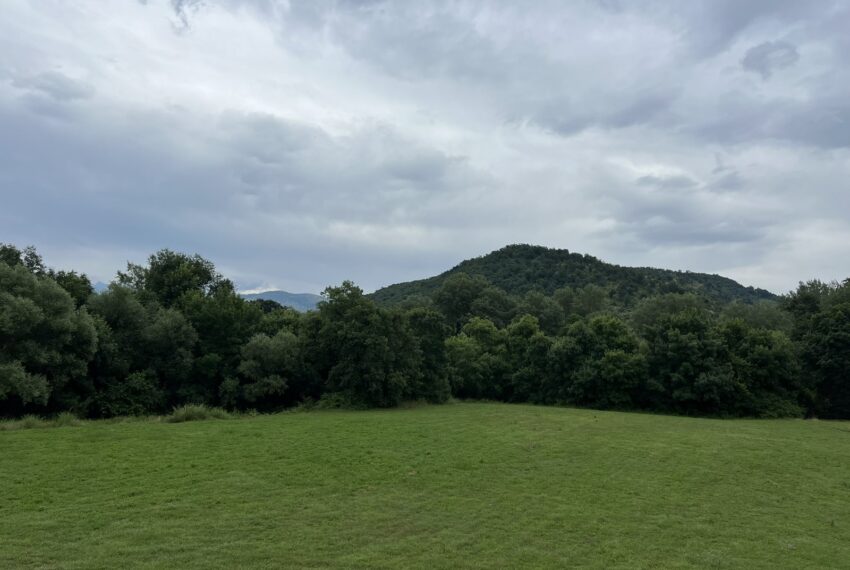 Monumental house for sale on the shore of Lake Skadar in the settlement of Krnjice, Bar.