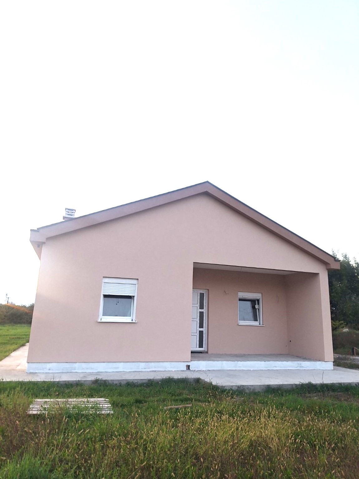 A house for sale in a roughly built house, with installed carpentry, Velje Brdo, Podgorica.