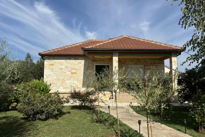 A house with a beautiful yard in Donji Kokoti is for sale.