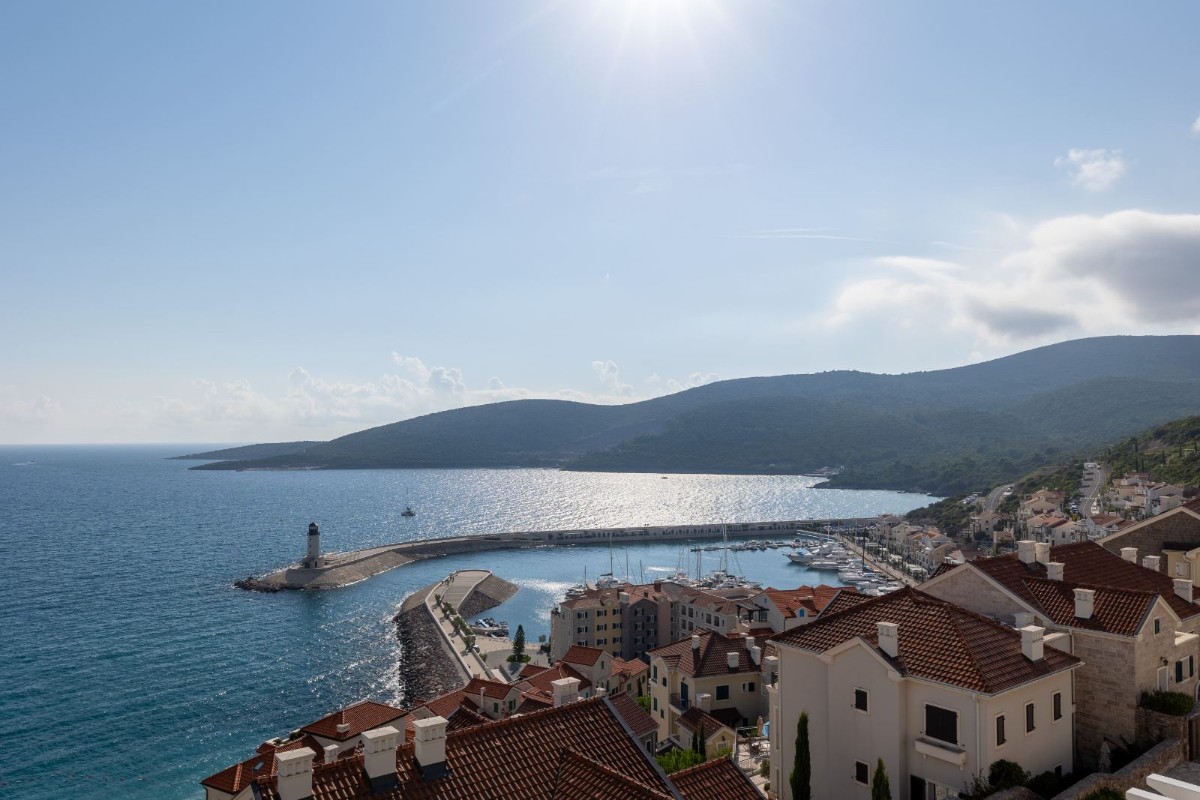 Premium one-bedroom apartment 94 m2 for sale, in Luštica Bay as the only apartment on the top floor, with an excellent view of the sea.