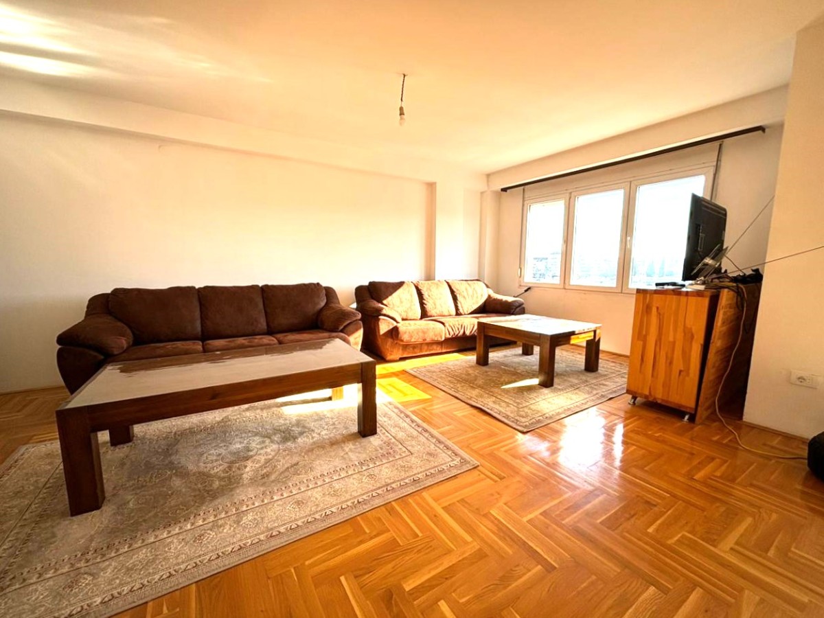 A three-bedroom apartment for rent behind the Big Fashion Center, near the Krivi Bridge 