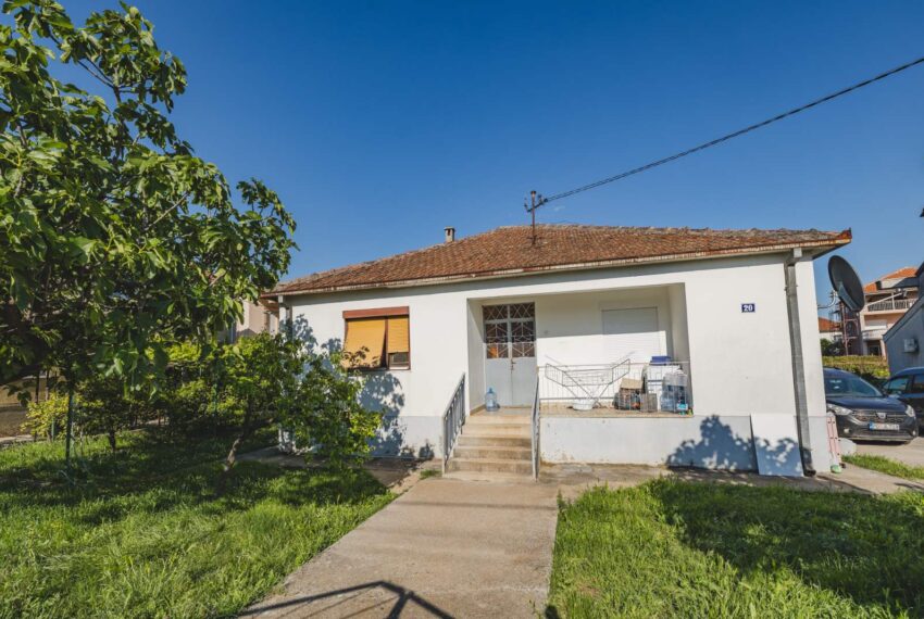 An old house for sale in a quiet neighborhood of Ibričevina.