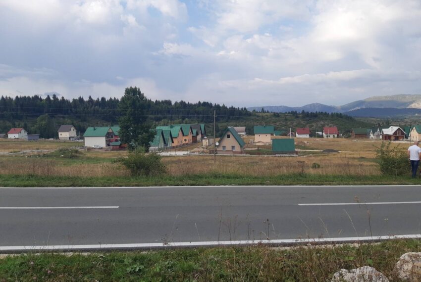 Prodaje se urbanizovan plac na Žabljaku.